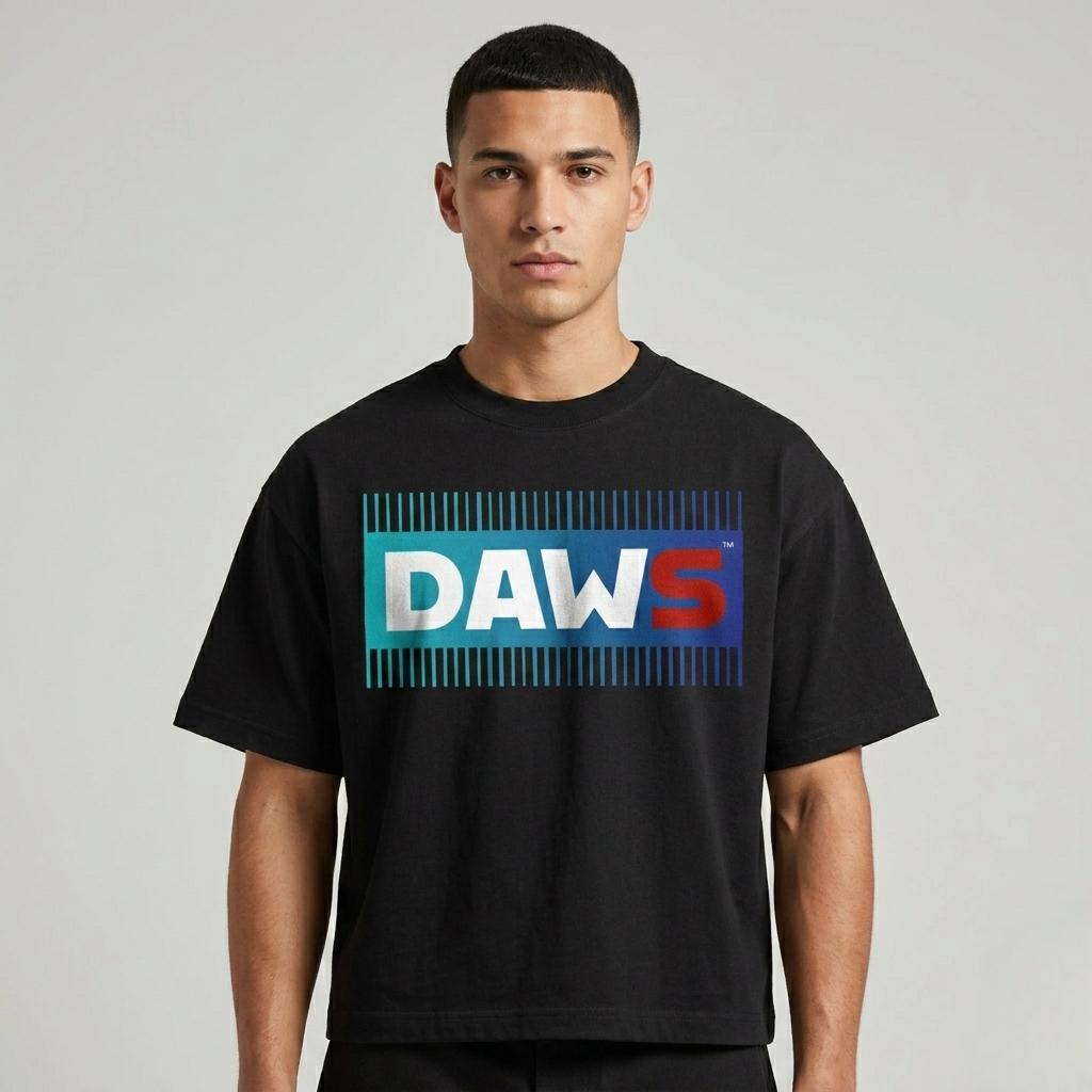Camiseta Stam Core negra de DAWS con estampado en el pecho del logo Stam de la marca con DAWS impreso en blanco y la S roja sobre una caja azul rectangular en azul degradado, desde un azul celeste a un azul oscuro