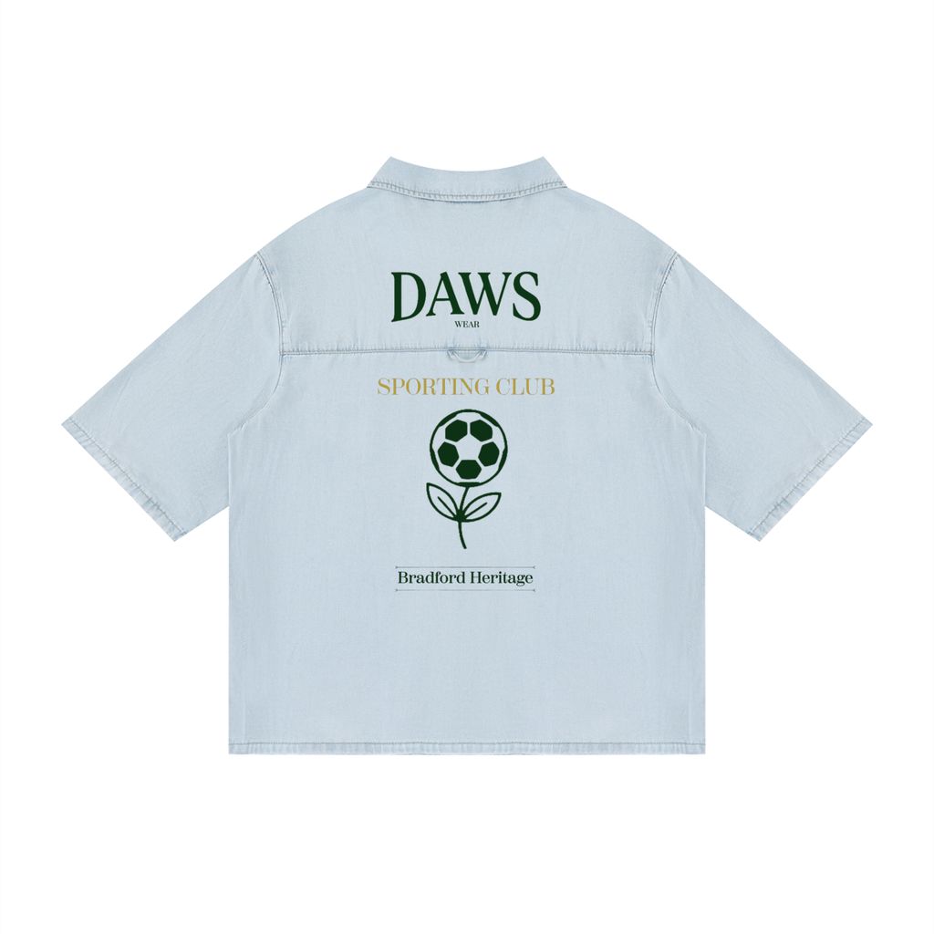 Vista trasera de la camisa de lyocell azul claro con la gráfica DAWS Wear Sporting Club Bradford Heritage impresa en color verde bosque y oro viejo sobre la espalda.
