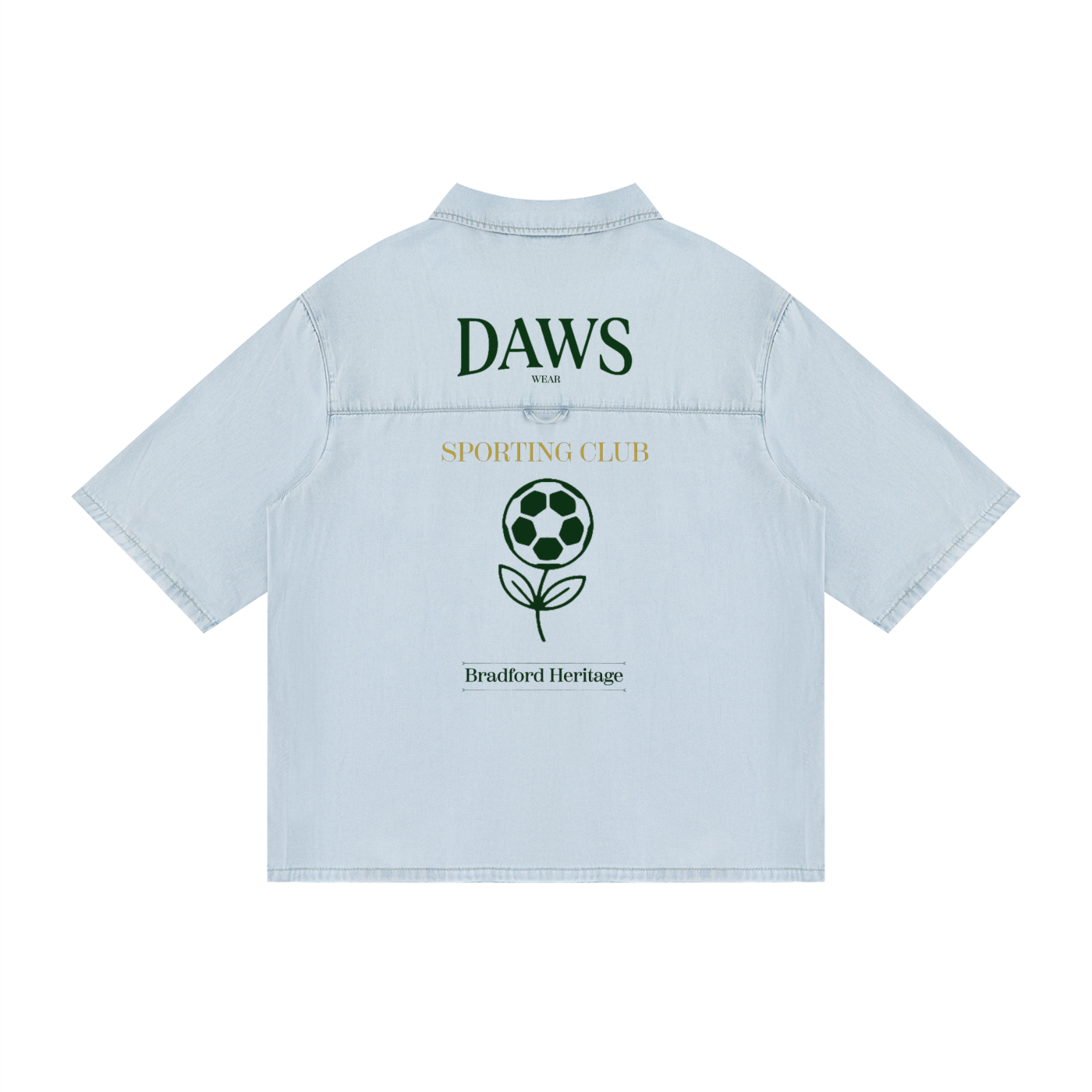 Vista trasera de la camisa de lyocell azul claro con la gráfica DAWS Wear Sporting Club Bradford Heritage impresa en color verde bosque y oro viejo sobre la espalda.