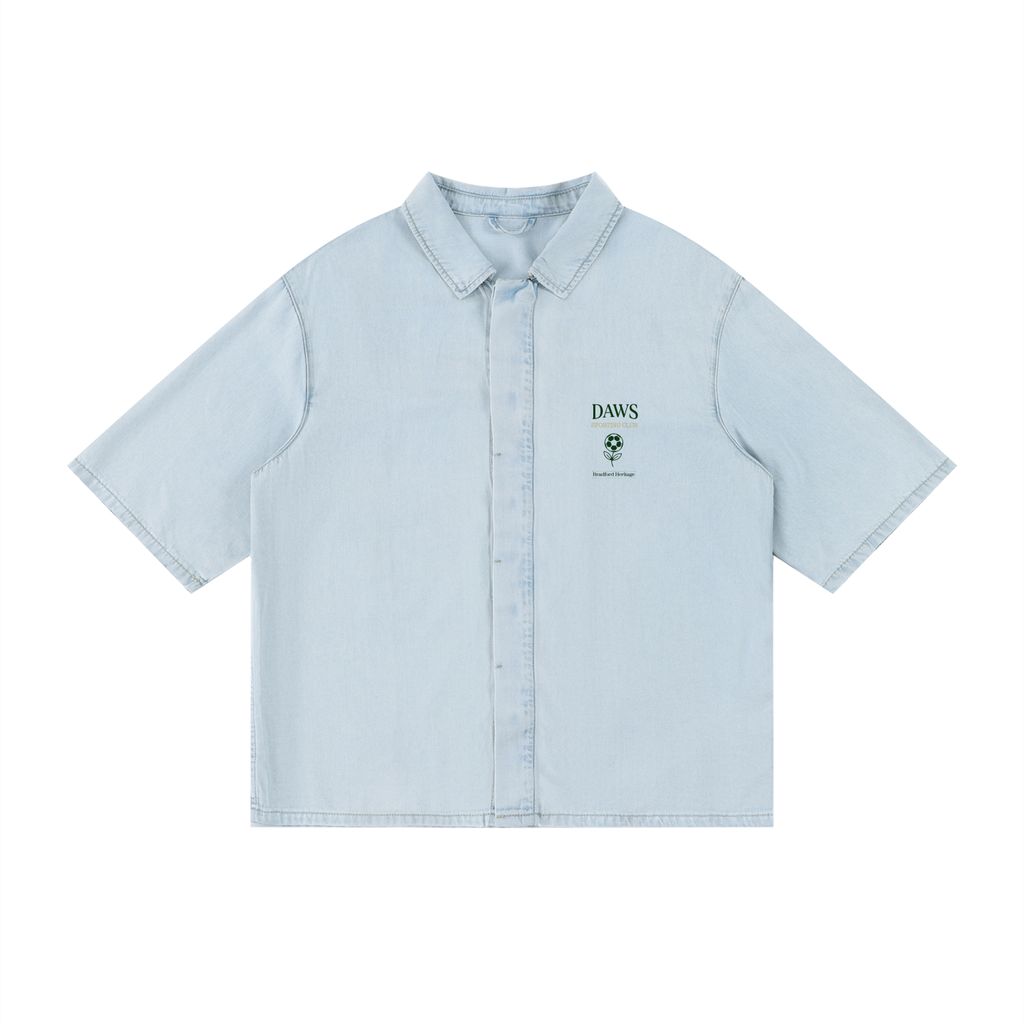 Vista delantera de la camisa de lyocell azul claro con la gráfica DAWS Wear Sporting Club Bradford Heritage impresa en color verde bosque y oro viejo en el pecho.