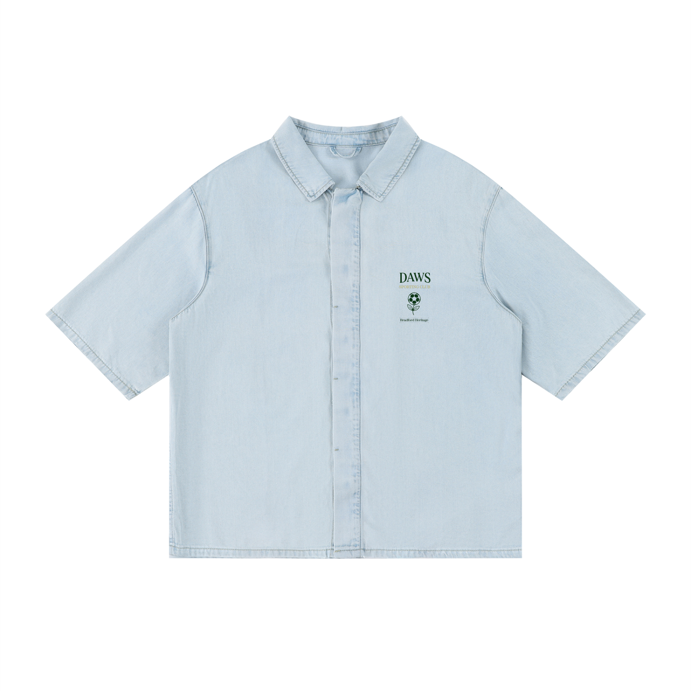 Vista delantera de la camisa de lyocell azul claro con la gráfica DAWS Wear Sporting Club Bradford Heritage impresa en color verde bosque y oro viejo en el pecho.
