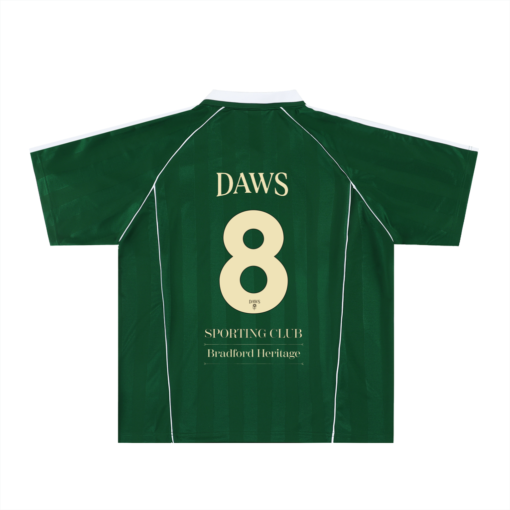Camiseta verde botella DAWS con rayas jacquard y dorsal 8 crema por detrás. Estilo blockecore inspirado en Gavi o Kroos que no parece de mercadillo.