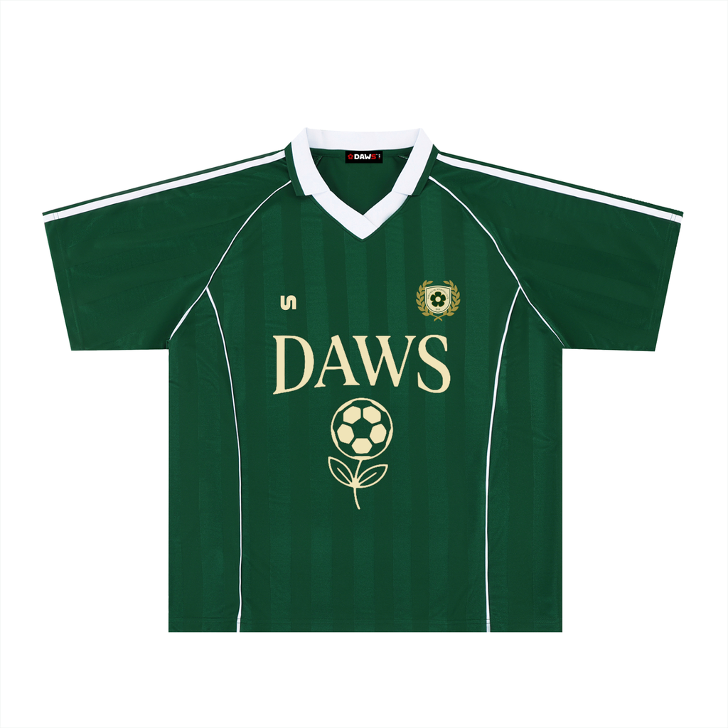 Camiseta verde botella DAWS con rayas jacquard y dorsal 8 crema. Estilo blockecore inspirado en Gavi o Kroos que no parece de mercadillo.