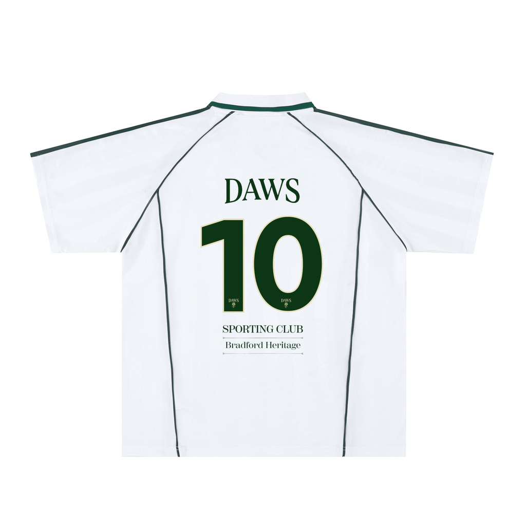 Camiseta blanca DAWS de fútbol vintage con rayas jacquard y el 10 de Oliver Atom o Mágico González. Estilo blockecore que no parece papel de burger.