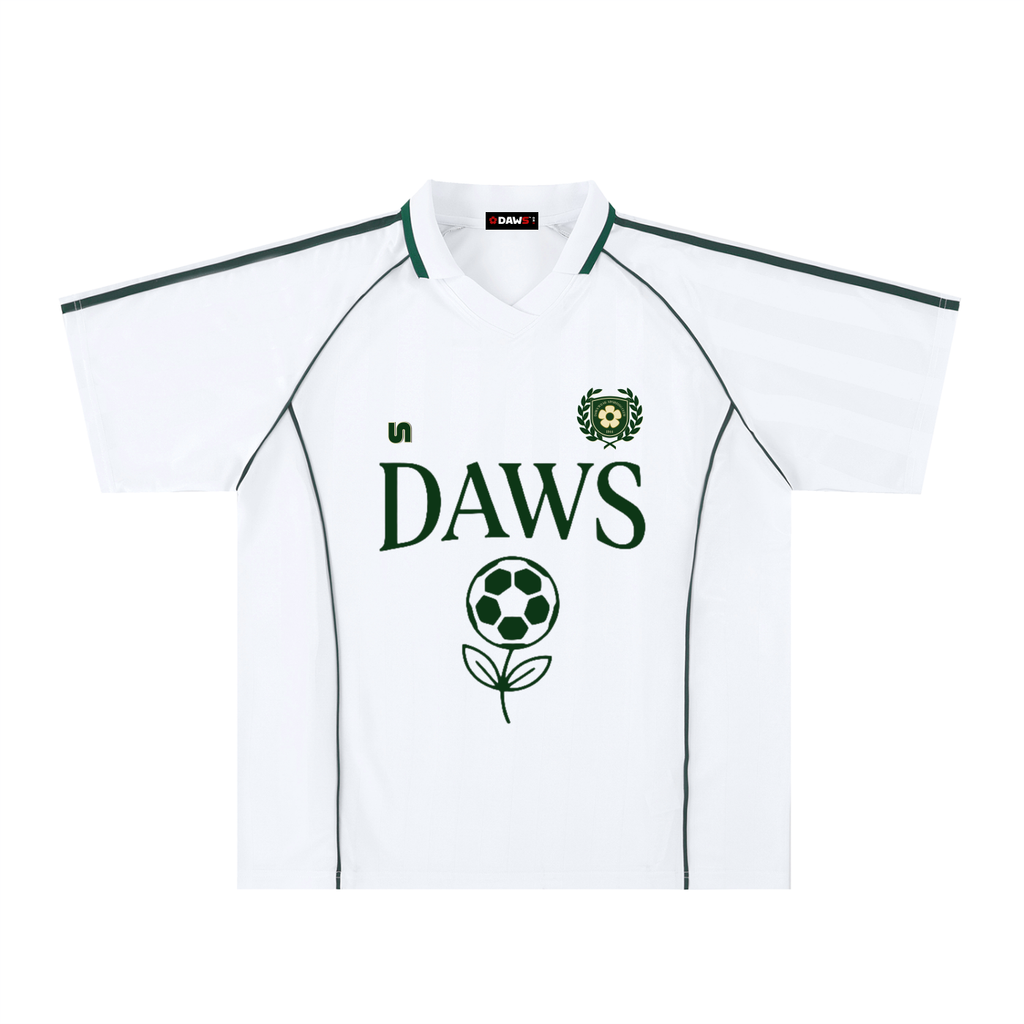 Camiseta blanca retro blockecore con corte boxy fit. Rayado jacquard vintage y dorsal 10 verde botella. Estilo fútbol de los 90.