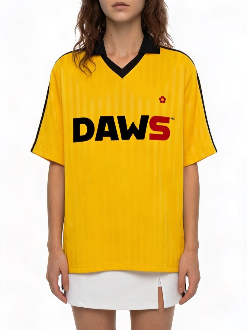 Exclusiva camiseta retro de fútbol inspirada en los años 90 en color amarilla con cuello negro y lineas negras en las mangas. Diseño DAWS