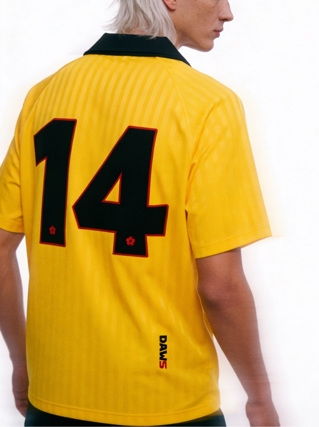 Camiseta retro fútbol amarilla y negra de DAWS con número en la espalda, inspirada en los años 90