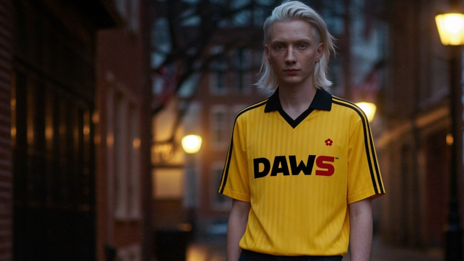 Modelo vista la camiseta jacquard Icon de DAWS de estilo retro fútbol