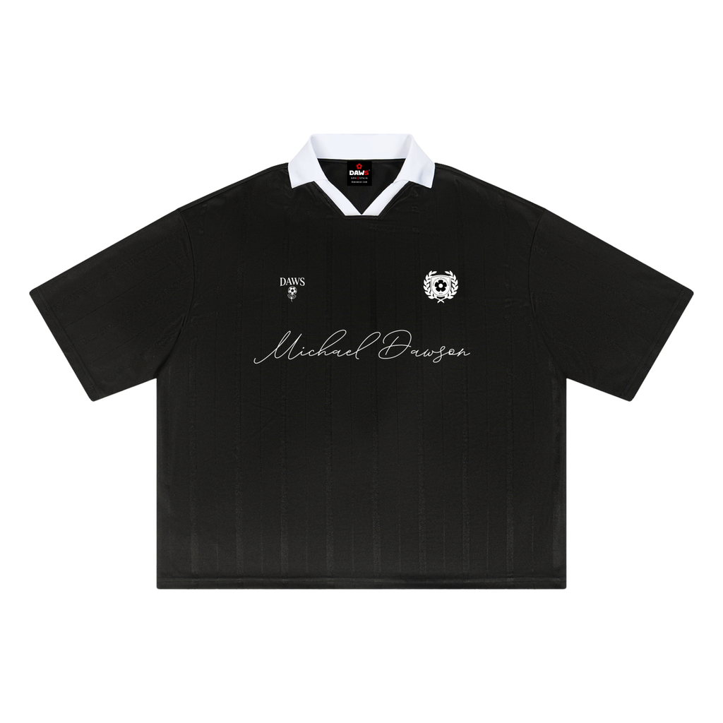 Camiseta negra de Fútbol Retro Blockecore modelo Michael Dawson de la línea Sporting Club de DAWS Wear. Unisex. Frontal 