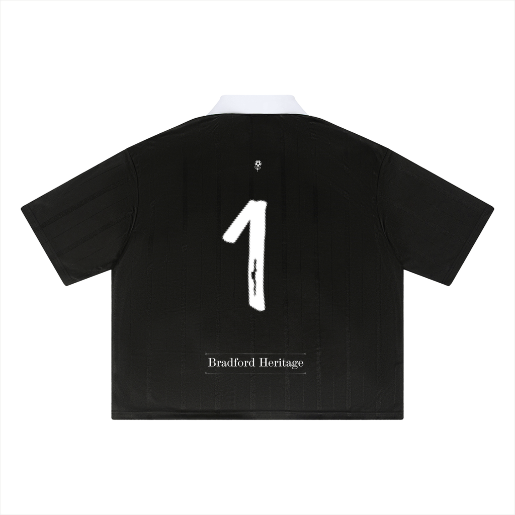 Camiseta en color negro de Fútbol Retro Blockecore modelo Michael Dawson oficial de la línea Sporting Club de DAWS Wear. Unisex. Dorsal 1. 