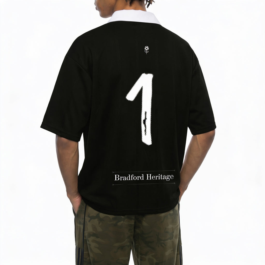 Camiseta negra de Fútbol Retro Blockecore modelo Michael Dawson original de la línea Sporting Club de DAWS Wear. Unisex. Dorsal 1.