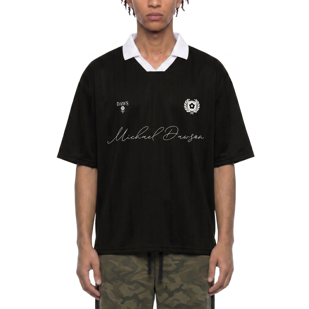 Camiseta negra de Fútbol Retro Blockecore modelo Michael Dawson original de la línea Sporting Club de DAWS Wear. Unisex. Vista frontal 